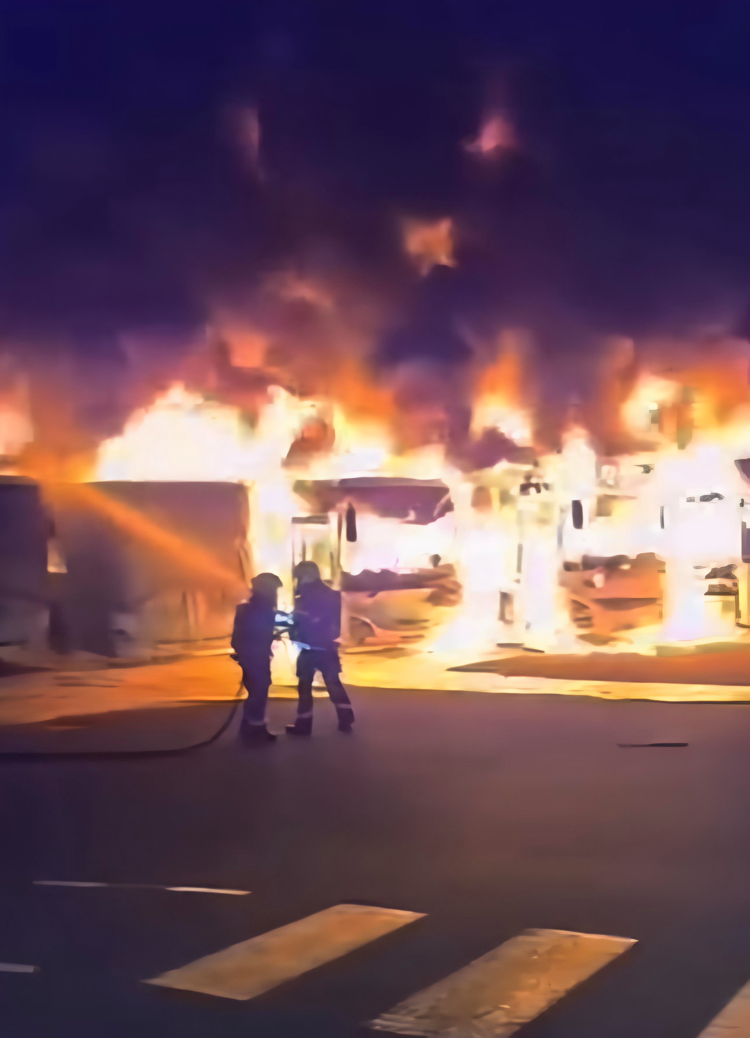 Bus en flammes dans un depot prés de grenoble